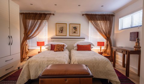 Luxury King/Twin: Twin Bedroom