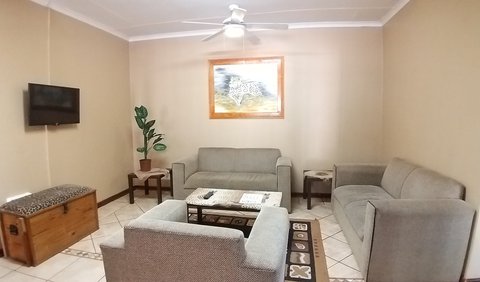 Leopard Cottage - Fully self-catering: Leopard Living Area