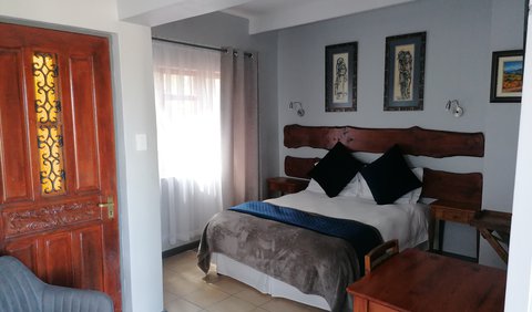 Room 10 - Self catering - family: Room with double bed and 3/4 bed