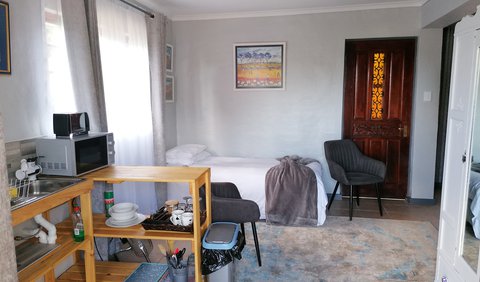 Room 10 - Self catering - family: Small kitchenette with 3/4 bed