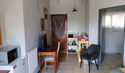 Room 9 Self catering: Small kitchenette