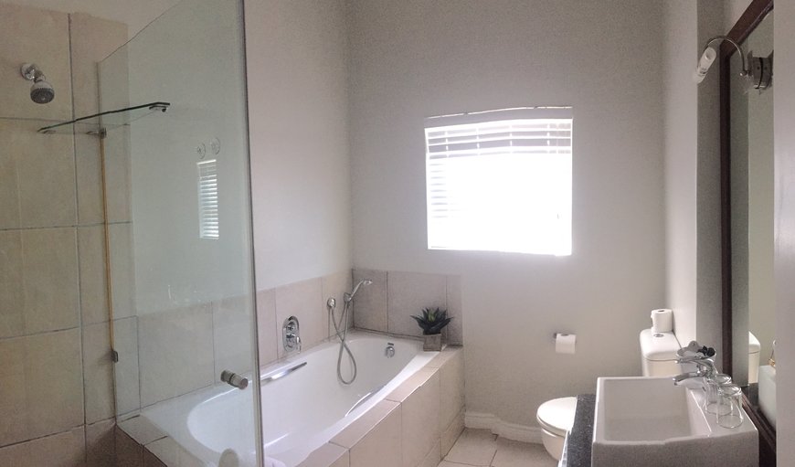 Superior Double Room: Bathroom