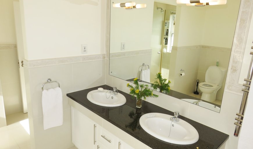 The Sondel Beach House as a 10 sleeper unit: Master bathroom vanities