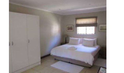 Hornbill Cottage: Room with a king size bed or twin beds (please request)