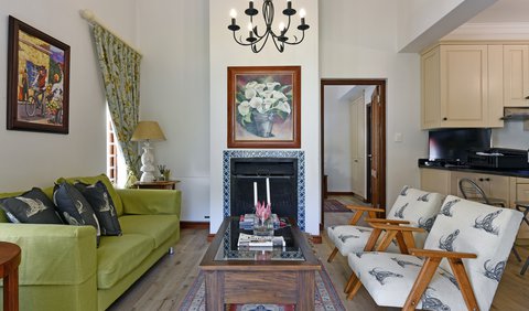 Romantic Garden Cottage: Living room