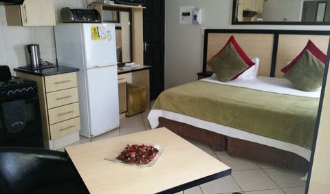 Unit with 2 single beds: Self-catering units with a fully equipped kitchen and En-suite bathroom with shower.