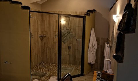 Superior Deluxe Room with River View: Bathroom