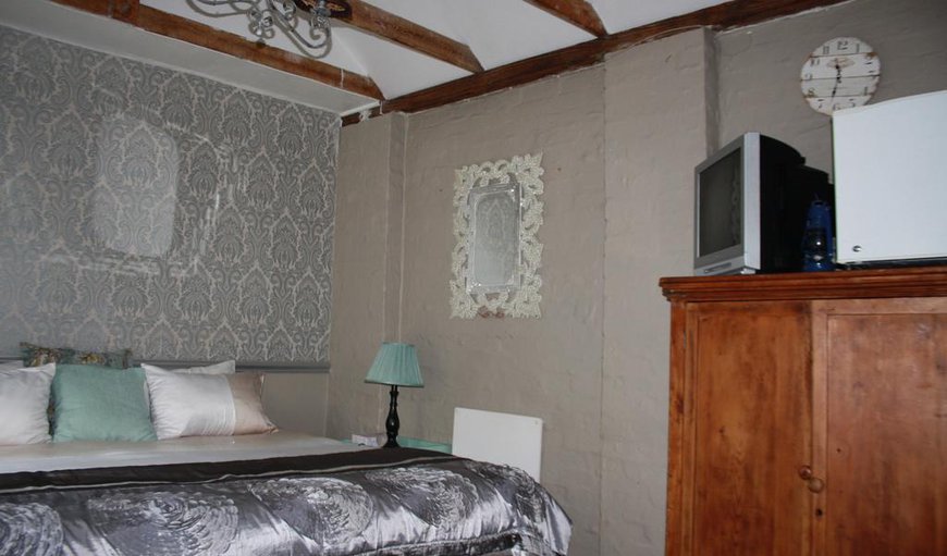 The French Room: The French Room - This room offers a king size bed with a TV that only has SABC channels, as well as an en-suite bathroom with a shower.