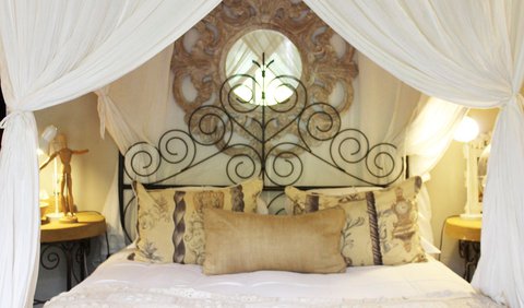 Samantha Room: Self catering suite- cosy bedroom with king size bed