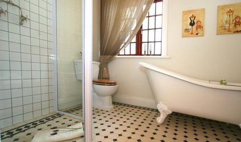 Luxury Double Room: Bathroom with a shower and bath