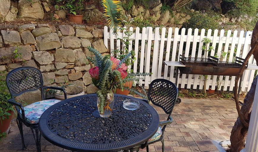Self-Catering 2 Bed Flat: Self catering flat patio with braai area.