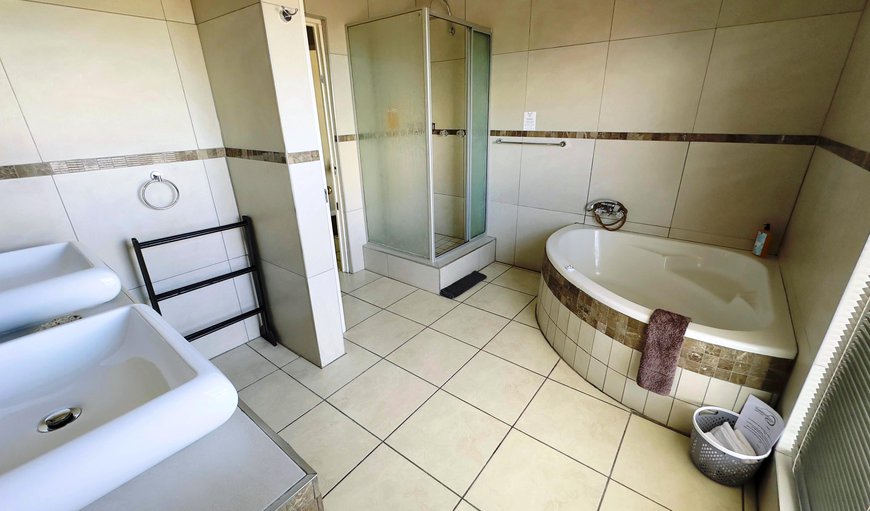 Deluxe Room 1: En-suite tub and shower