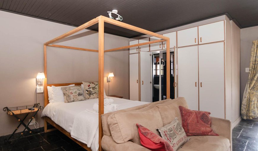 Classic Studio: Classic Studio - Bedroom with a queen size poster bed and 2 single beds can be added