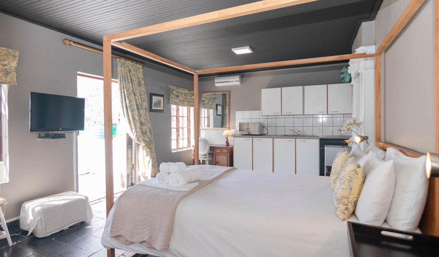 Superior Romantic Double Studio: Superior Romantic Double Studio - Bedroom with a queen size poster bed