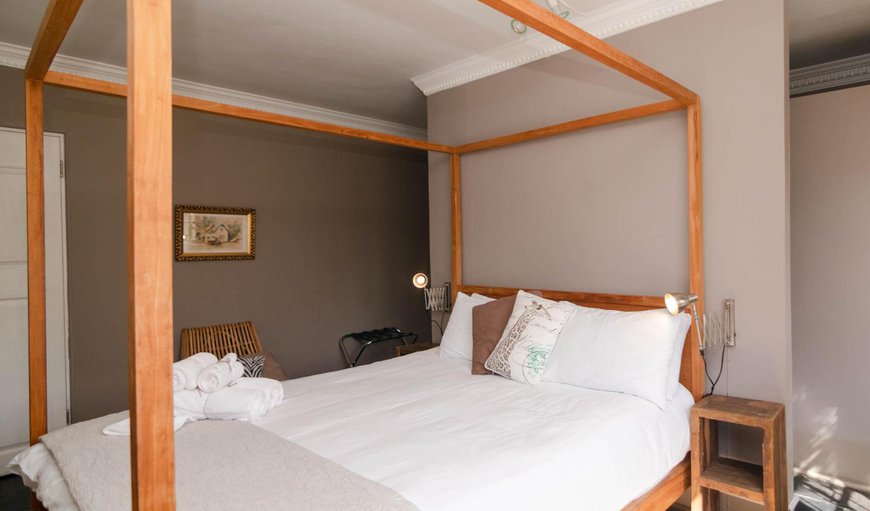 De Luxe Suite - Garden Terrace: De Luxe Suite - Garden Terrace - Bedroom with queen size poster bed