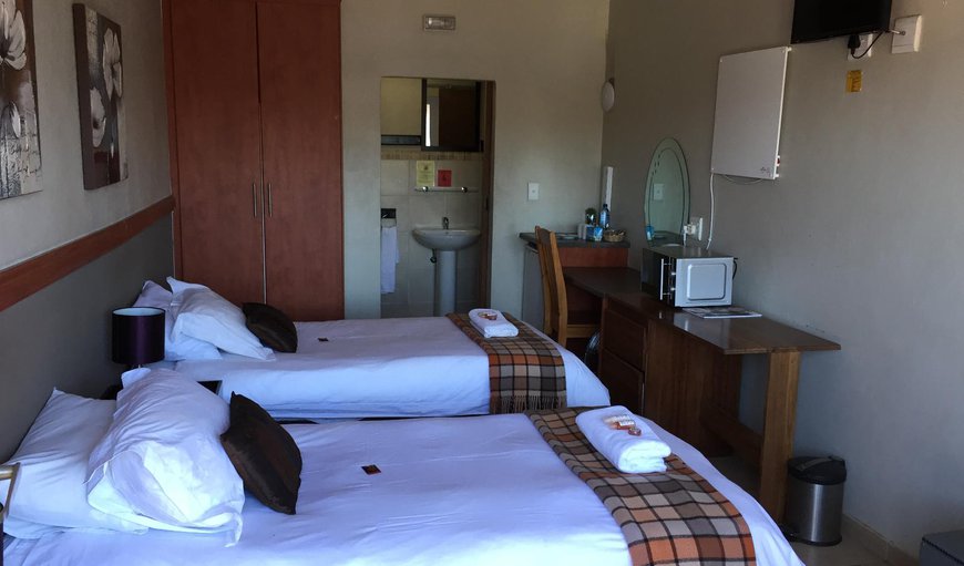Double Room: 2 single beds with  shower: Double Room : 2 single beds with shower