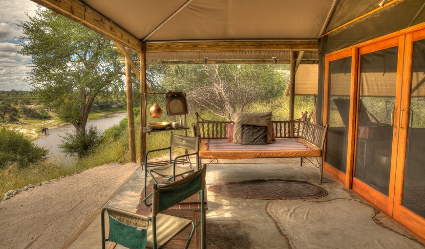 Meno a Kwena Tent (Kingsize): Freshly renovated tented accommodation with en-suite bathroom as well as outdoor shower and loo. Each tents boasts a private verandah with beautiful views over the Boteti River and Makgadikgadi Pan National Park. 