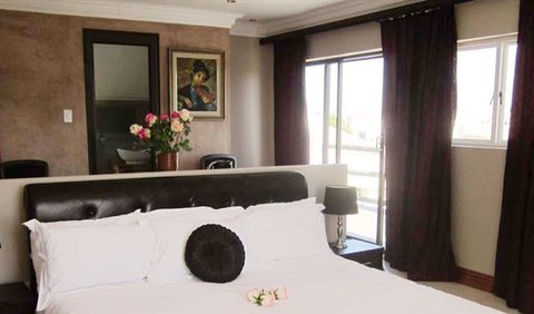Luxury / Honeymoon Suite: Luxury suite