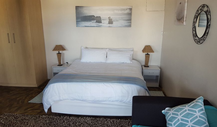 Ocean Sunset Suite 1: Ocean Sunset 1 - Open plan unit with a queen size bed