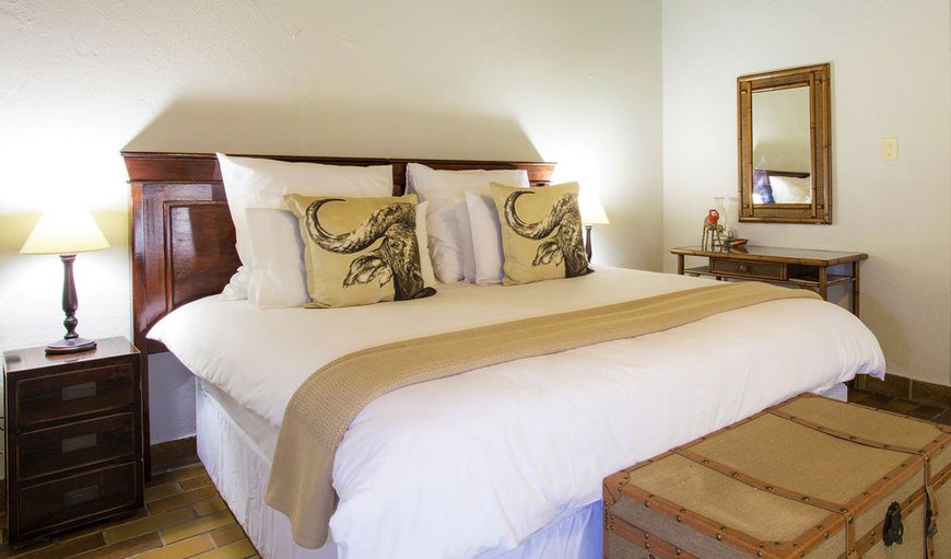 Luxury Suite: Bedroom with Queen bed