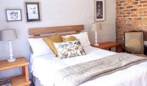 Standard Room - Kingfisher: Bed