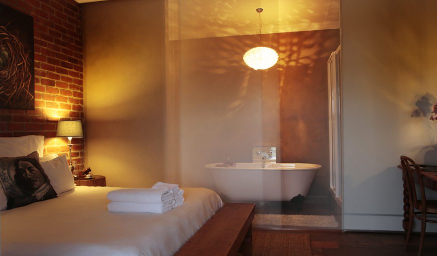 Open plan en-suite room  Acacia: Acacia Room: Full en-suite open plan bathroom with "passion bath" and separate shower