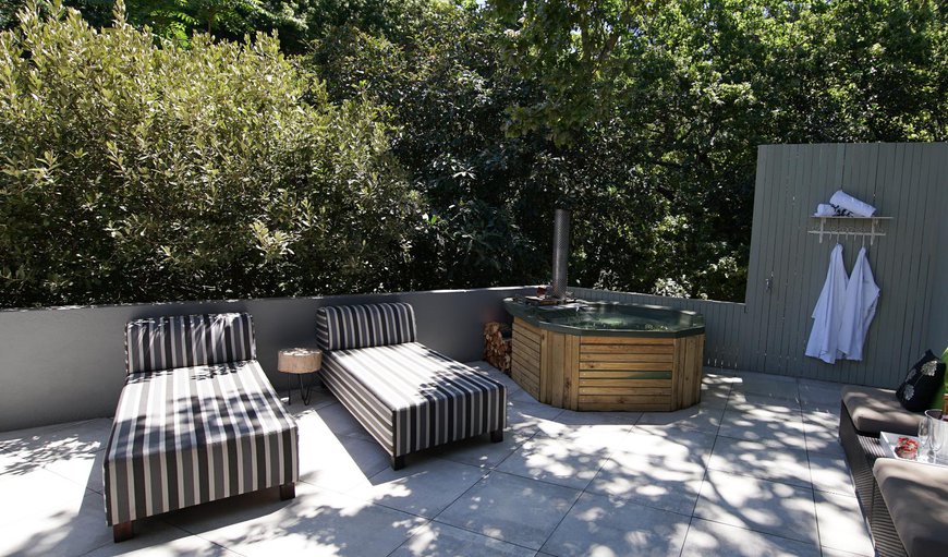Luxury Forest Suite: Luxury Forest Suite - Courtyard with hot tub
