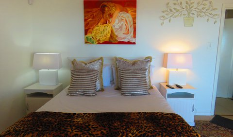Seabreeze apartment: Seabreeze unit main bedroom with queen bed