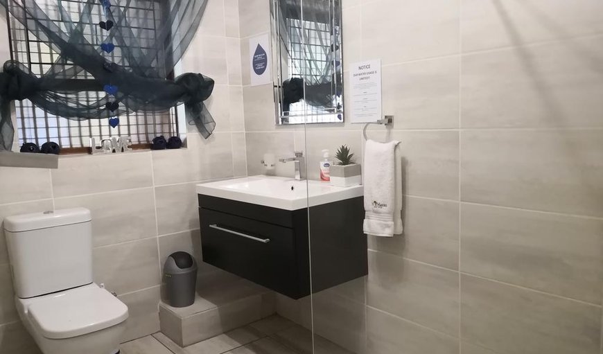 Snazzy Double Room: Classic Double Room - Bathroom
