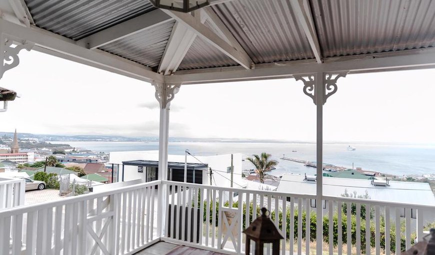 Situated in Mossel Bay, this holiday home offers spectacular sea views  from the stoep.