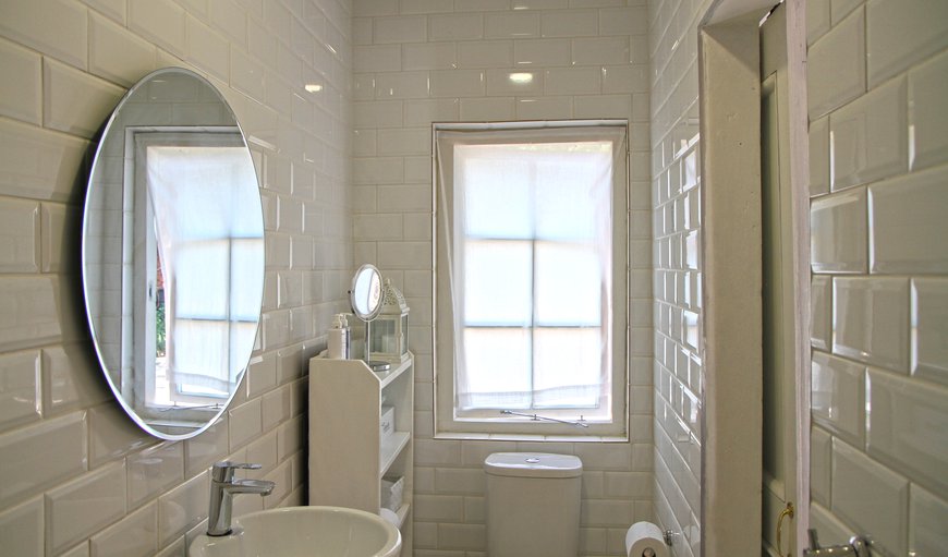 The Granary: Clean Modern bathroom 