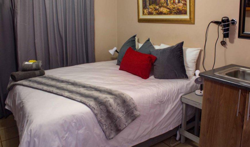 R4 Double bed, aircon & shower: Double Bedroom