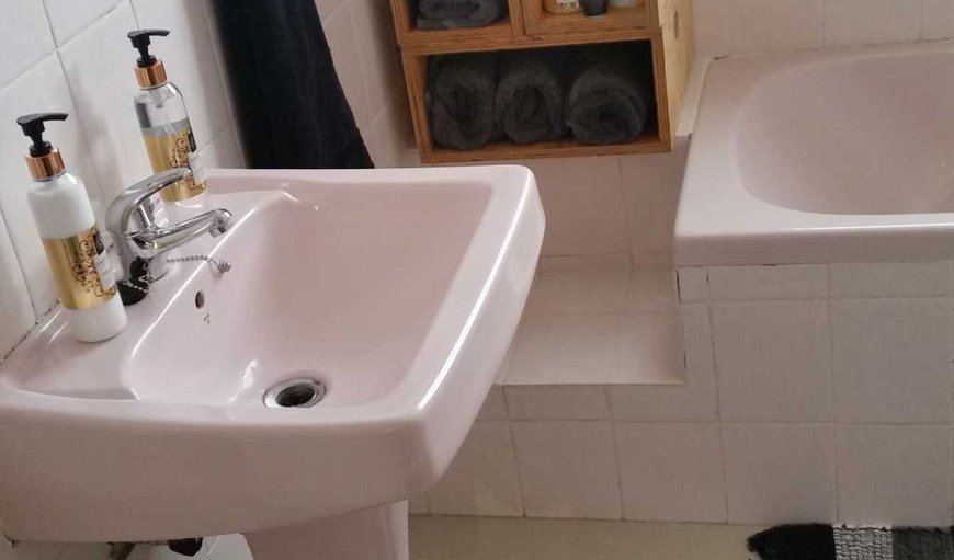 Twin shared guest bathroom: Twin sharing guest bathroom