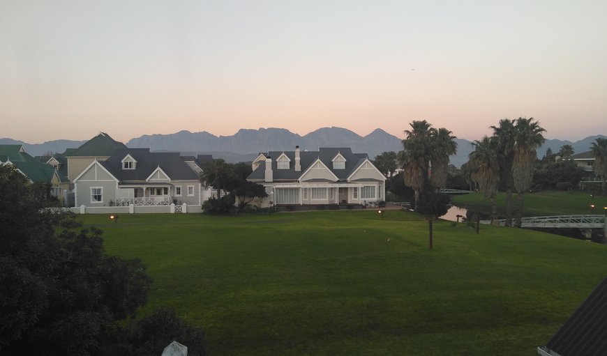 GOLF HOUSE: View of Hottentots Holland Mountain from top floor of house