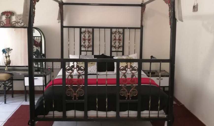 Sterlitzia: Strelitzia - Bedroom with a queen size bed