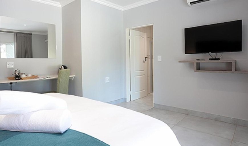 Luxury Suites: Luxury Suites - Bedroom with a queen size bed
