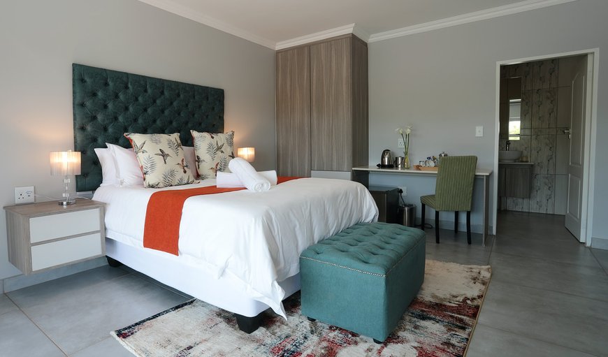 Deluxe Suites: Deluxe Suites - Bedroom with a queen size bed