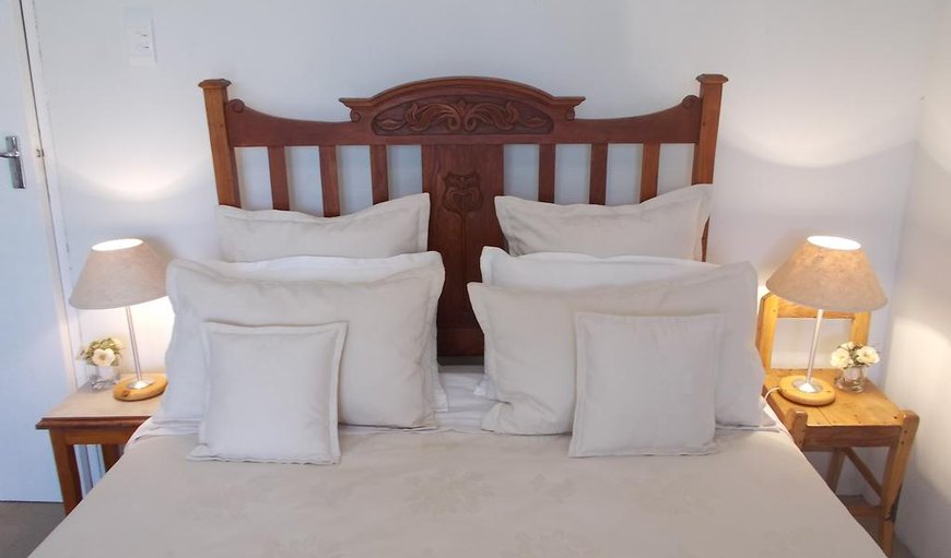 Double room furnished with a Queen size bed. in Fisherhaven, Hermanus, Western Cape, South Africa