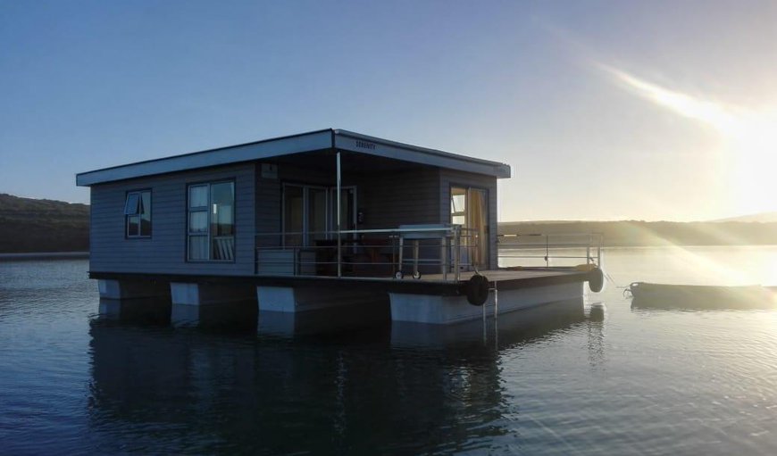 Serenity Houseboat Max 6 Sleeper: Exterior