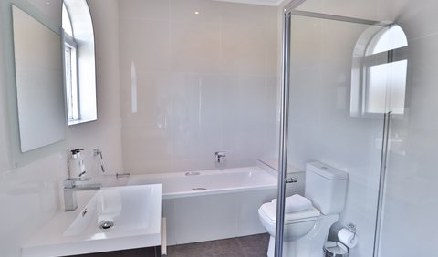 Standard Twin Room: Twin room
Bathroom with shower and bath
