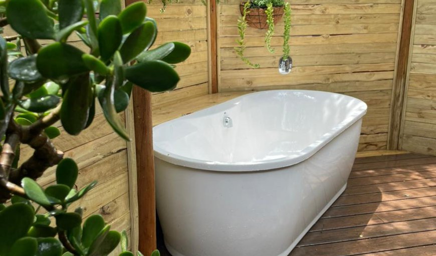 Rhino Tented Suite: Open-air bathtub