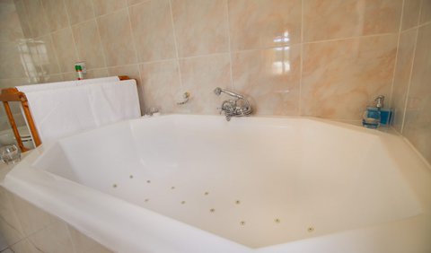 Luxury Double Unit 1: Jacuzzi Bath