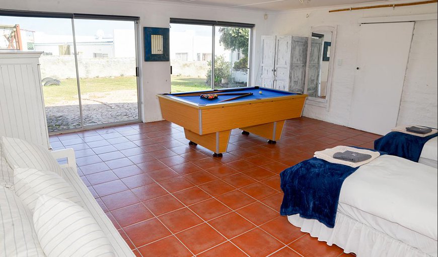 Happy Family Guest House: Happy Family Guest House with a pool table and twin singles.