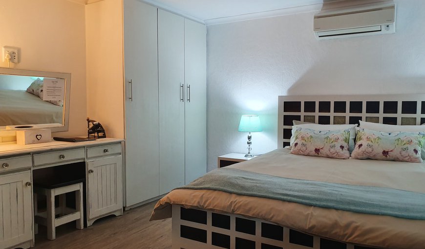 Self-catering Queen room 2: Unit with Queen Bed and Kitchenette