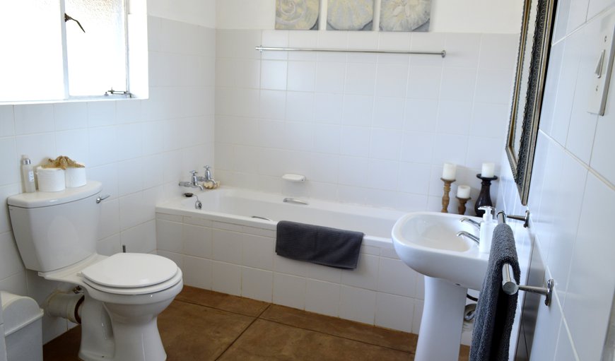 UmKhaya Cottage: Bathroom 2 - bath and shower
