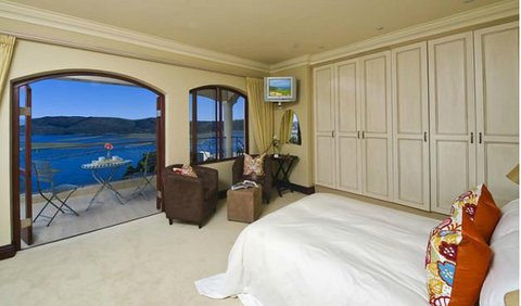 CORAL SUITE: CORAL SUITE with a queen size bed.