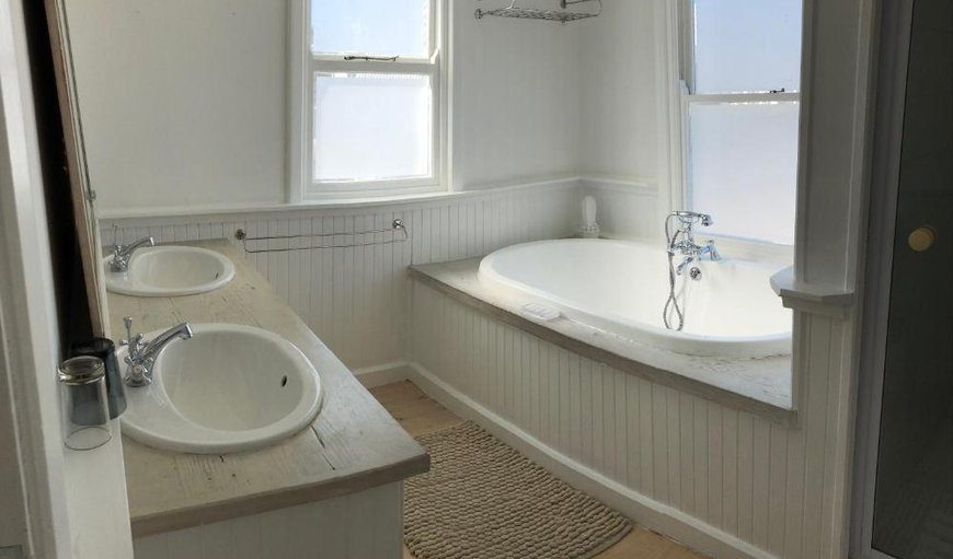 Pearl Bay: Modern Bathroom