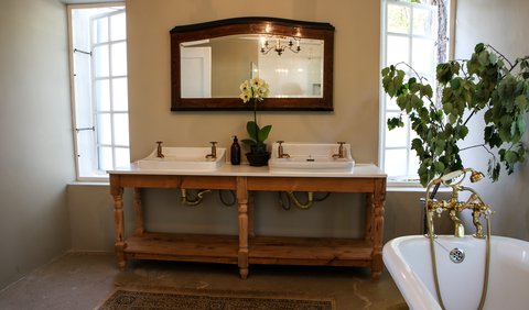 Private Cottage with a Farm View: Olive Cottage Bathroom