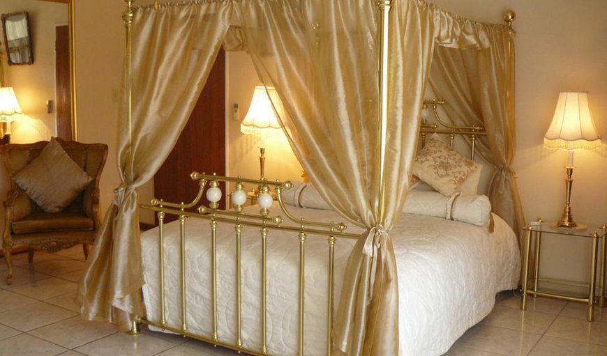 Room 4 - Honeymoon Suite: Room 4 - Honeymoon Suite:
This luxury suite is fitted with a 4-poster brass queen-size bed and has a spacious lounge area.