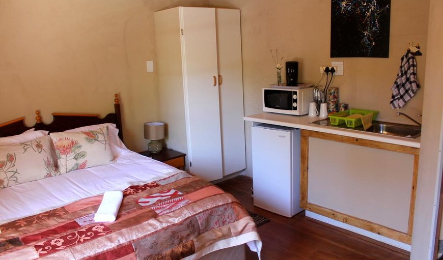 Topaas: Topaas Bedroom with queen size bed and Fully equipped kitchenette with a bar fridge and Wifi.